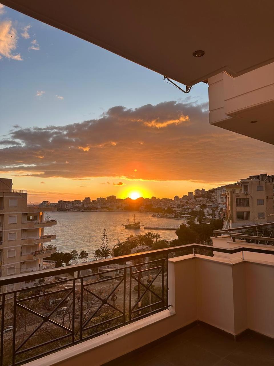 Vista Mozzafiato Apartment Sarande Bagian luar foto